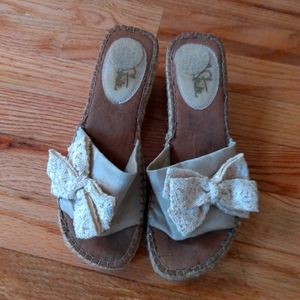 2/$20 Cream color platform slides. Size 5